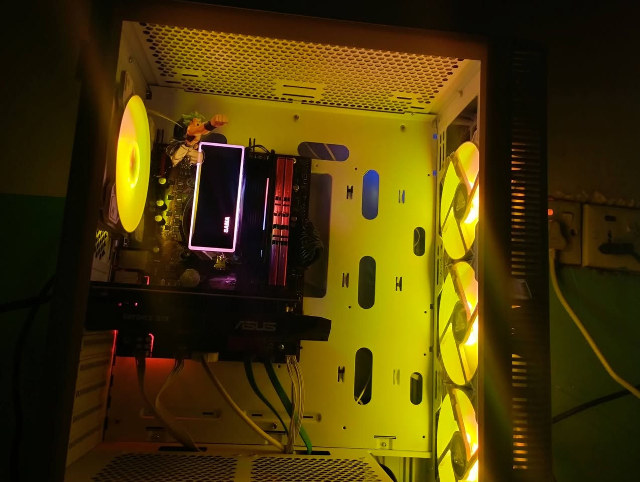 السلام عليكم 💻 للبيع: PC Gaming جاهز + RGB + كرت ASUS
🔥 جهاز قوي ونظيف، جاهز للألعاب بدون أي مشاكل

🔧 المواصفات:

معالج: Intel Core i7 6700

كرت شاشة: ASUS GTX 1050 Ti 4GB 🔥

رام: 16GB DDR4

تخزين: SSD 120GB + HDD 1TB

باور: 550W

كيس Gaming بإضاءة RGB ✨

مرفق كيبورد 🎮

🎮 يشغل ألعاب مثل:
GTA V /  / Fortnite / ألعاب كثيرة بشكل ممتاز

📌 الجهاز نظيف ومجرب، شغال بدون أي مشاكل
📌 مناسب للألعاب والدراسة والاستخدام اليومي

💰 السعر خاص 

الموقع بغداد لا يوجد توصيل جدآ نضيفه استعمل 5 أشهر


**إذا كنت صاحب هذا الإعلان وتريد حذفه لأي سبب، رجاءا أرسل رسالة إلى الدعم الفني**