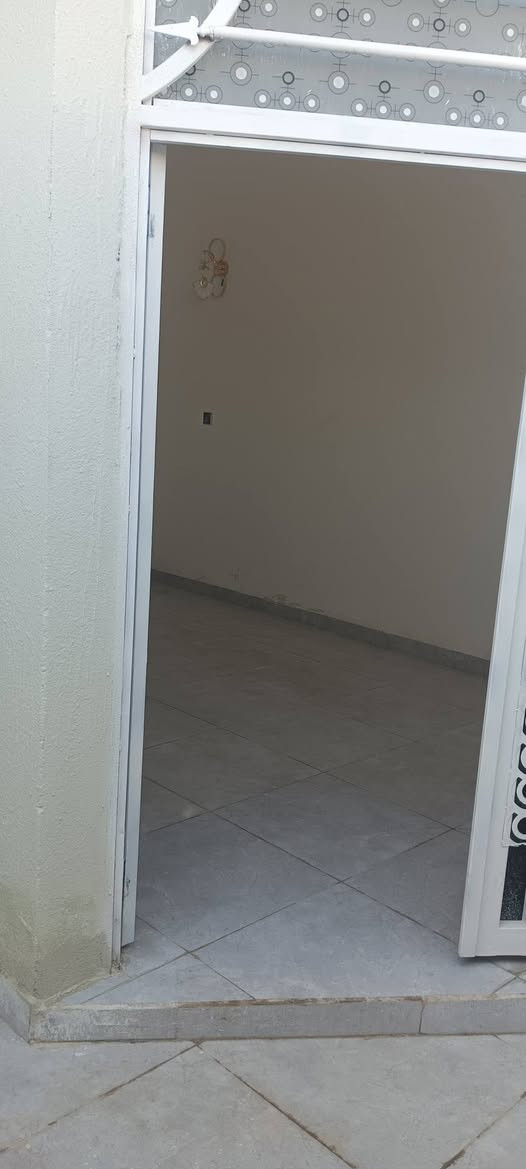 السلام عليكم بيت للبيع في الناصرية الاسكان الصناعي دور سيد حمزة
المساحة 130 البناء ابلوك صب كونكريت
يتكون من قرفتين او صاله او مطيخ او دوانية او حصيات خارجية او داخلبة  السطح اشتايكر السعر 62قابل للتفاوض
للاستفسار ‏‪***********‬‏
