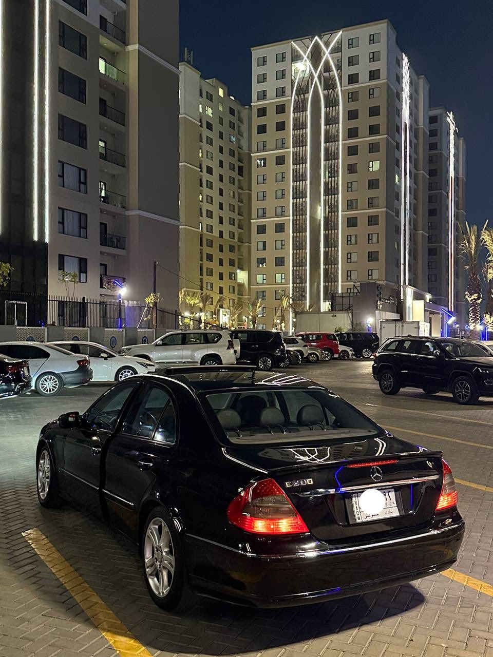 السلام عليكم
‏Mercedes - Benz E 200
(موديل 2008)
اڤنكارد 
وارد يابان مكفولة كفاله عامة عدا البنيد مصبوغ بسبب جراد وعدي صور قبل صبغ 
مكينة 4 سلندر سنكل تيربو 
تو ويل 
المواصفات : 
داخل جلد ومخمل اسود 
حساسات امامي خلفي 
لايت زنون 
سلايد روف 
شاشة بلادية كبيرة
سستم صوت كلش حلو وواضح بيها 
كراسي امامي تحكم كهرباء 
تدفئة كشنات 
جنطة بصمة
قطعتين تبريد 
تبريد الامامي منفصل 
فول تحكم ستيرن 
شاشة اعطال 
وبعد بيها هواية مواصفات معروفه
ماشية 230 الف كيلو 
سياره بلادية ومابيها اي نقص 
ولا مسج بيها 
تخم تاير وباتري جديد ومنظومة تبريد كلها جديدة 
رقم بغداد مشروع وطني
السعر 128  
*********** ابو فهد
