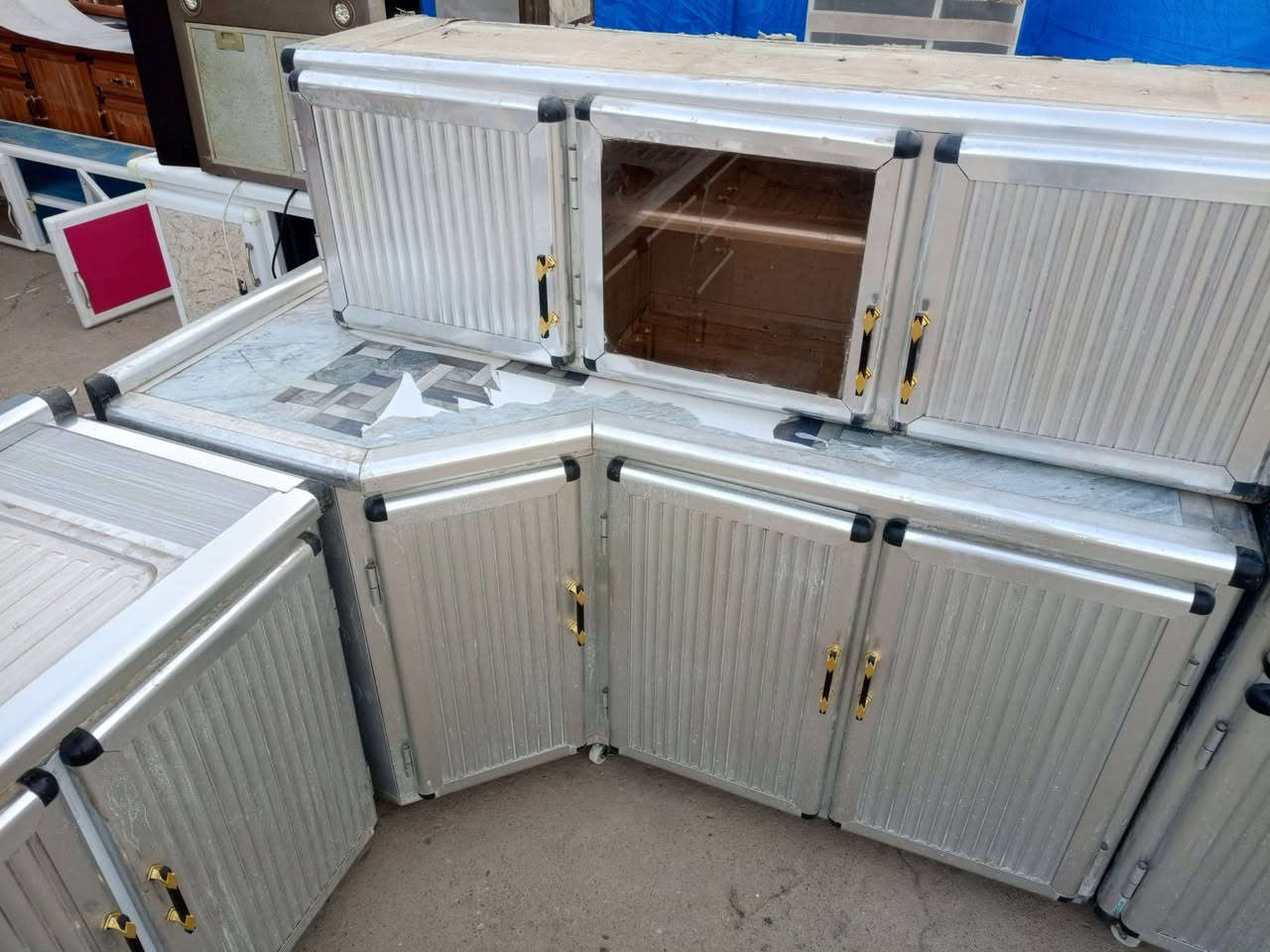 مستعد لشراء الكاونترات التعبانه والنظيفه .
متاح 
كاونتر المنيوم 5 قطع شغل ثقيل .يعوزه غسل فقط .السعر 450 الف .الارضي والزاويه 3 متر و75 سم .والسنك والزاويه 225 سم .العنوان قادسيه 2 قرب جامع ذياب العراقي 
***********
***********
متوفر واتساب
