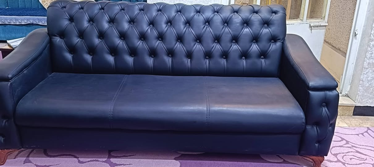 تخم مكتبي  ((غير مستعمل))
7 سبعة مقاعد 
السعر 500 او بي مجال 
للتواصل واتساب: ***********
