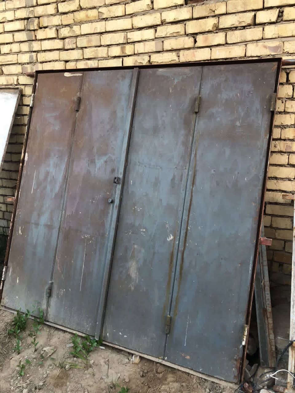 باب للبيع العنوان حمزه الغربي سعره 200وبي مجال للتواصل عبر الرقم ***********
