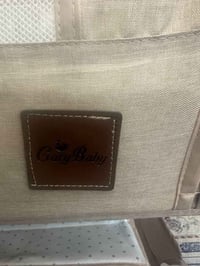 كاروك طفل استعمال قليل ماركه مصورتها ينفتح من الجانب وبي دوشك نضيف جدا...