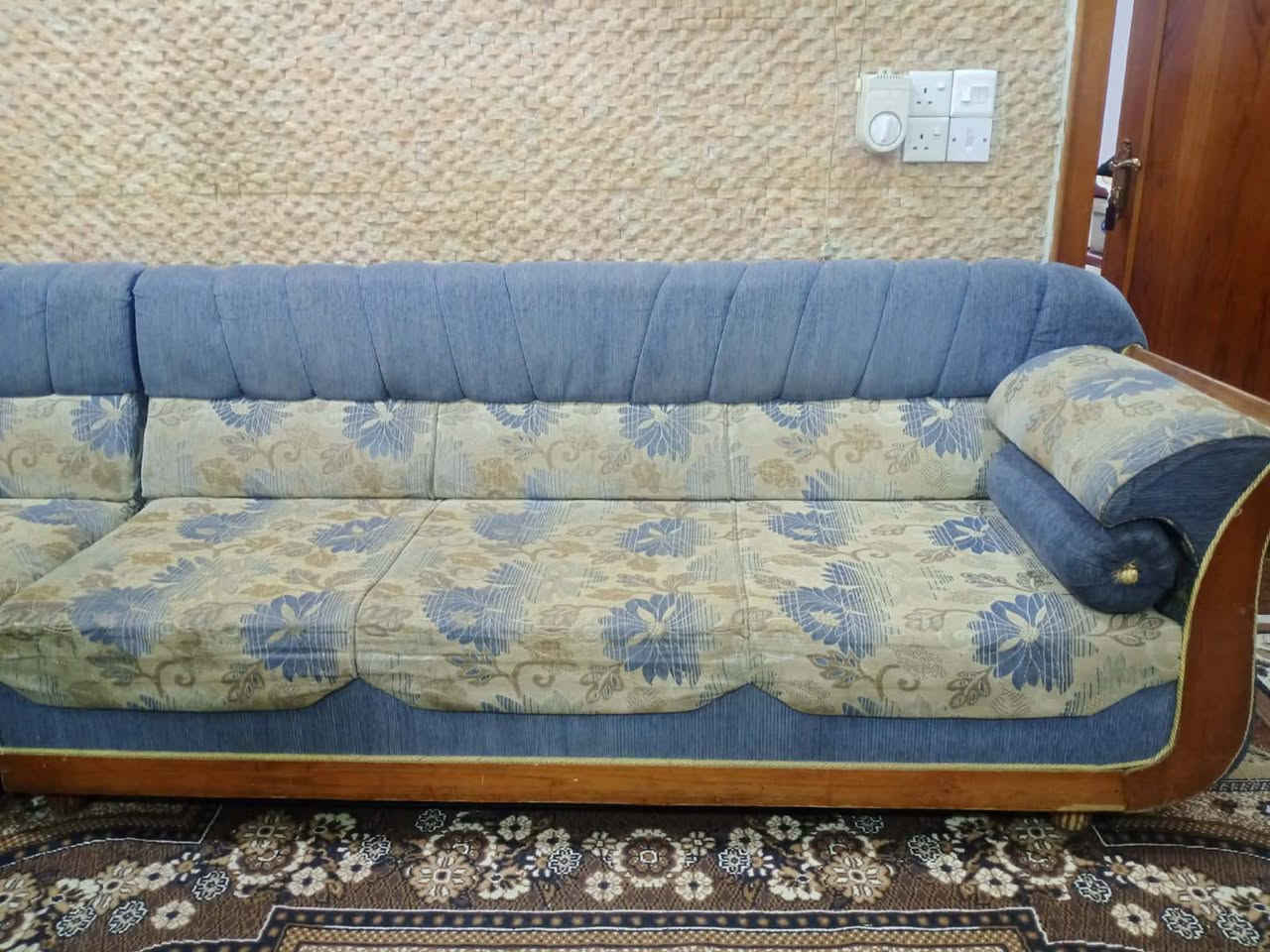 السلام عليكم ديوان للبيع 6.5 متر بسعر مناسب 200 ألف حي الرفاق ***********
