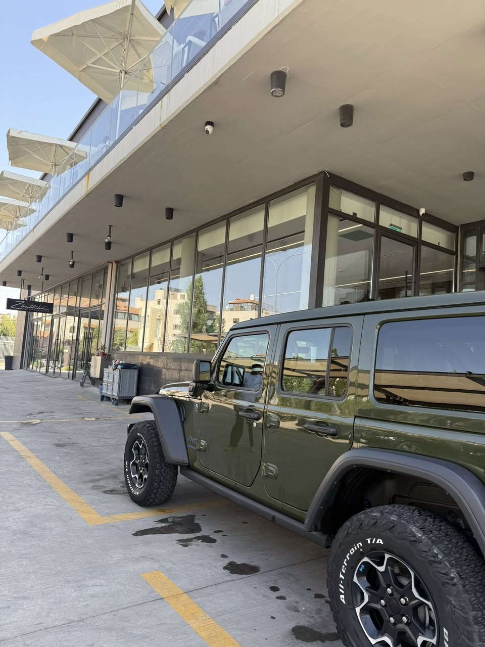 السلام عليكم  اخوان ، رانكلر روبيكون  زيتوني بالكامل فوووول مواصفات داخل جلد بلاد تطريزه دبل  تايرات BF سقف سلايد بلادي كامرا اماميه ونج بلادي امامي وحده سعره ٣٠ ورقه ،  سيارة 4xe  375 حصان   حادث جاملغ سكن وشويه من البنيد ايرباك ستيرن ،  ***********
