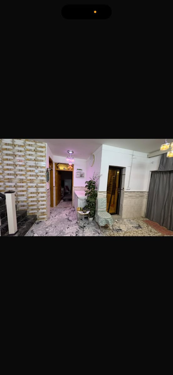 بيت 200 متر طابقين  في النجف حي الجزيرة يحتوي على 3 مشتملات
المشتمل الاول طابق اول  / 150 متر
المشتمل الثاني طابق اول / 50 متر 
المشتمل الثالث طابق ثاني / يعني الطابق الثاني يعتبر مشتمل كامل 

عرض الشارع 8
البيت صبابة كامل 
جديد كما موضح في الصور 
البيت يتكون من 6 غرف مجموع كلي 

سعر البيت / 240 وبي مجال 

للاستفسار / ***********

ملاحضة / ينزل من سعر البيت 45 مليون لغرض رهانة لمشتمل الطابق الثاني وال50 متر  فقط
