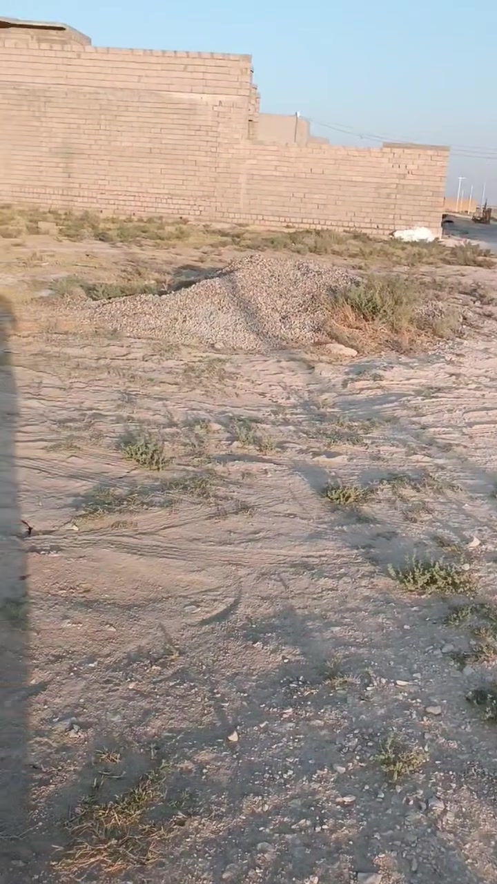قطعه مع هيكل للبيع شارع المطار مساحه بيت 350 متر مساحه قطعه 650 متر ماي حلو متوفر كهربا متوفر باقي تفصيل اتصال ع رقم ***********
