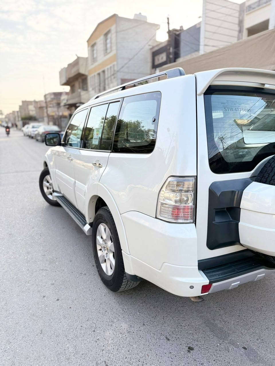 السلام عليكم ورحمه الله وبركاته.                                      باجيرو موديل 2010  خليجي حبتور فول مواصفات1/1  لون صدفي.    مكينه 6سلندر 3500                             فتحه سقف.                                        داخل صاج              كشنات جلد  كشنات كهرباء جهتين.                                           مرايات شفط.                                      7راكب                                                3قطع تبريد     شاشه أندرويد   كامره  فور ويل      ،تحكم ستيرن    حساسات خلفيه        ثلاجه       دمامات امامي وخلفي   ومعروفة مواصفات الحبتور بعد.     سياره على وضع الشركة برغي مامفتوح بيها   كير    مكينة    صدر.    تخم  تاير.   كله  جديد  مابيها اي نقص    مكفولة  من الضربه والصبغ والتبديل ماشيه 72 ألف رقم بغداد الإنكليزي الجديد بسمي  العنوان  بغداد  الإتصال على الرقم***********
