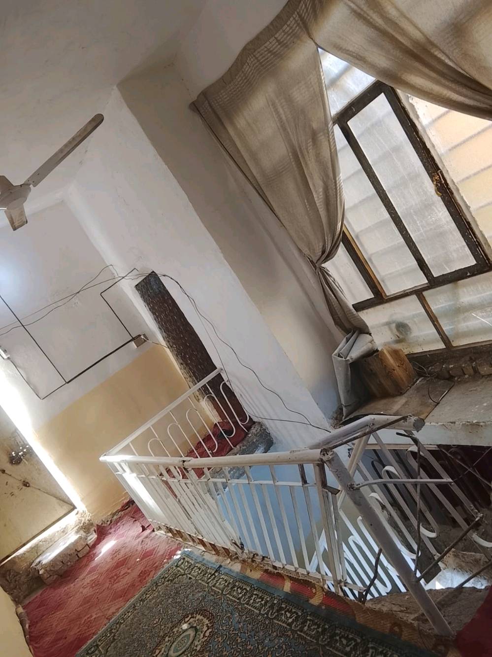 بيت ١٠٠ متر ٥×٢٠ بناء طابق ونص طابوق صب مسلح استقبال و  مطبخ و صالتين و غرفتين و ثلاث مجاميع صحيه في الأمن الداخلي قرب ابو وليد المضمد 