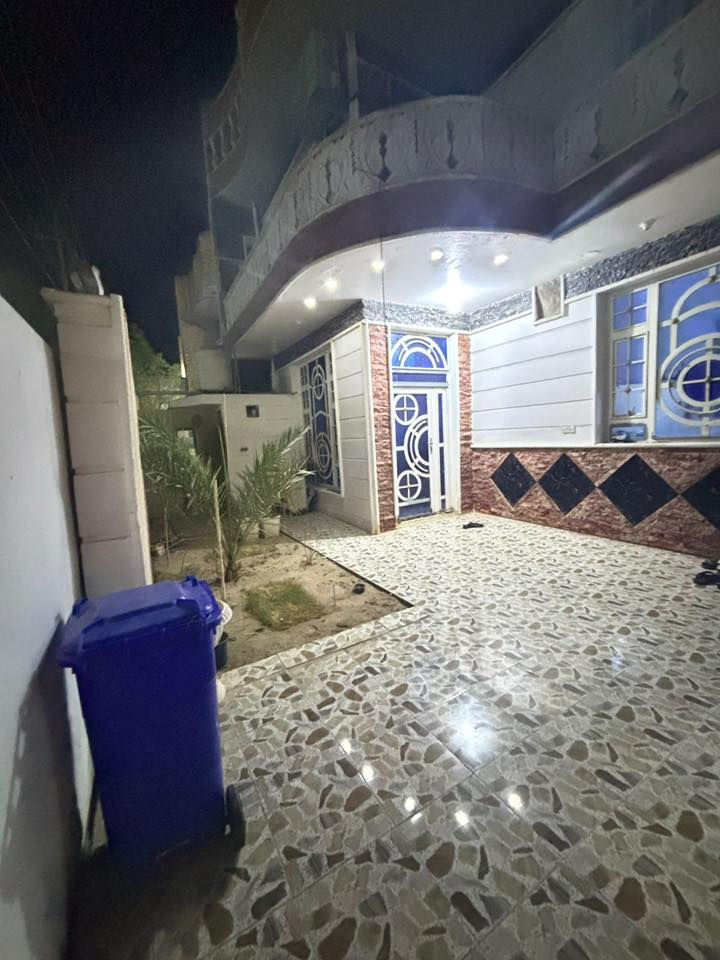 نعلن عن بيع دار مساحة 200 متر بناء حديث عرض الشارع 20 متر ( القسم البلدي) بالخدمات :
الطابق الاول :
حديقة وكراج والواجهة حجر، غرفتين نوم وصحيات داخلية وخارجية واستقبال وصالة ومطبخ
الطابق الثاني :
غرفتين صالة وصحيات وسطحين شتايكر تتوفر كافة الخدمات
والموقع مميز
- موقع واسط- كوت _الخاجية شارع القسم البلدي للاستفسار الاتصال على :
0780 554 9597
0771 657 0342
