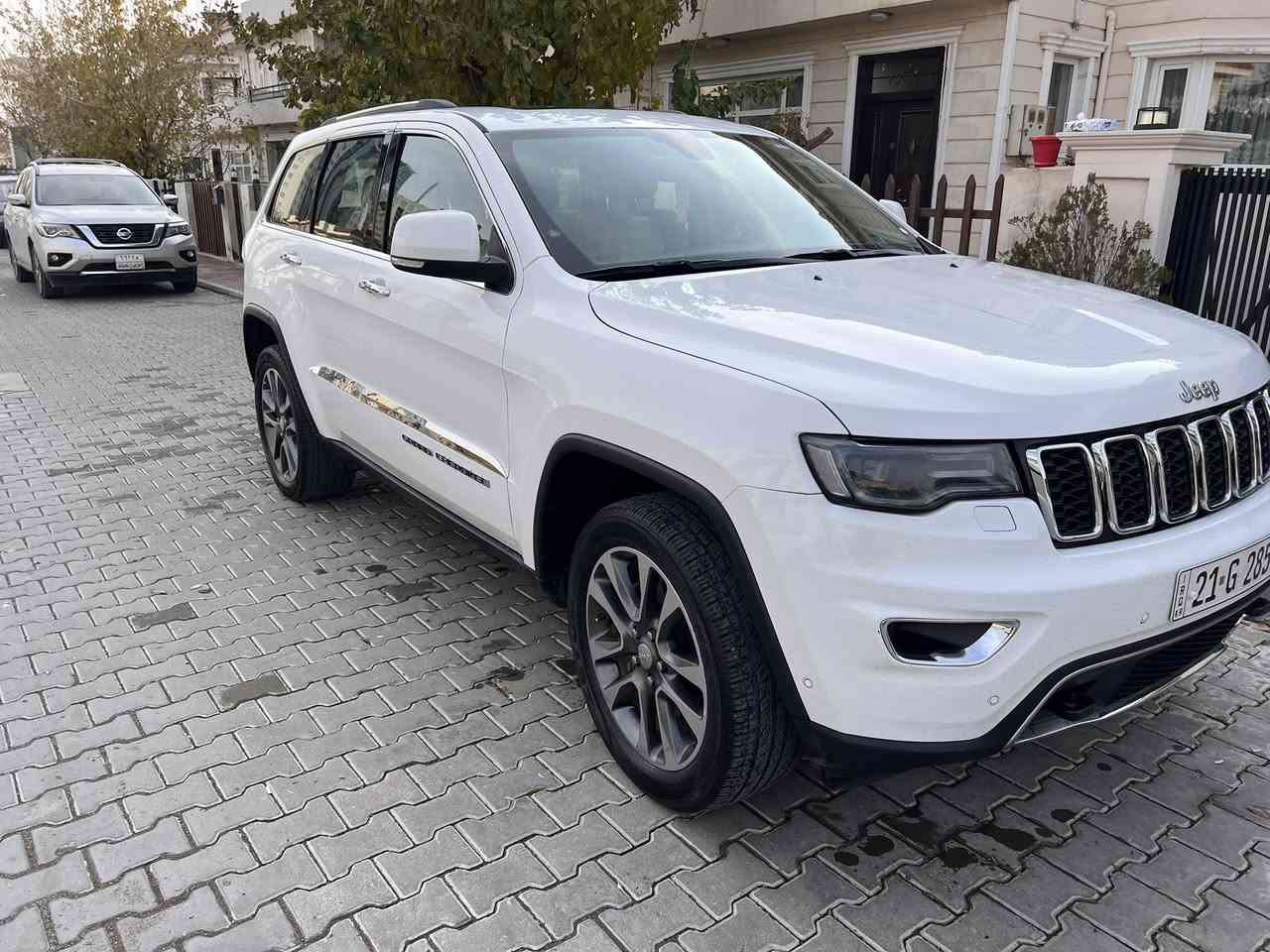 السعر ٢٩٥ بيها مجال بسيط 
جيب جراند شيروكيLimited  plus sport 
خليجى   2018
عدد الأميال : 145ميل
سلندر: 6 سلندر
محرک: 3.6 
الكاميرا الخلفية-بصمتين وياه - سقف بانورامي  - صندوق كهربائي  - مستشعر وقوف - تدفئة المقاعد - بصمة - شاشة  - مانع الانزلاق - تدفئة مقود القيادة -- التشغيل عن بعد - 4x4 - رادار - أوتو بارك - التحكم الإلكتروني في الثبات - تحذير من الاصطدام الأمامي - مرايا جانبية تدفئة - خطوات جانبية - زر التشغيل
٣شاشات
العنوان: سلىمانية-

☎️-***********
