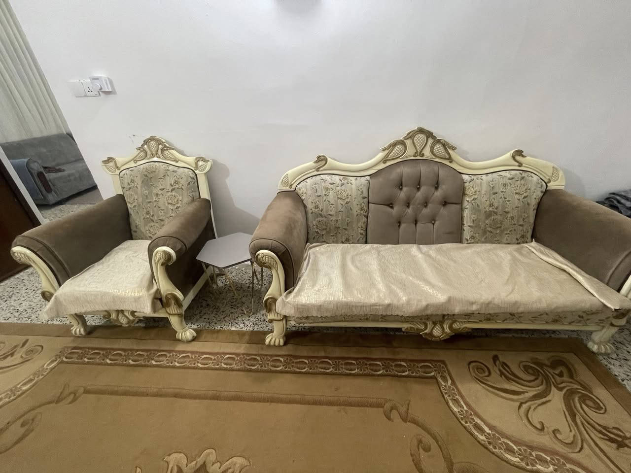 السلام عليكم 
تخم مصري زان للبيع مستعمل نظافة 90‎%‎ 
يتكون من 10 مقاعد 
المكان واسط قضاء الصويرة ناحية تاج الدين (ع)
الاتصال على الرقم ***********
