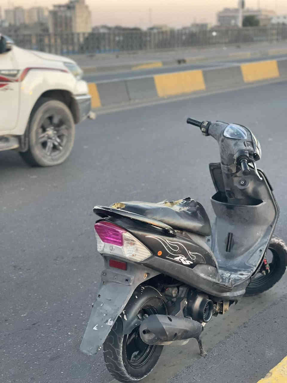 السلام عليكم دراجه عدله مكفوله من كلشي مكينه ابلادي ما مفتوحه كهربايات كوله شغاله تايرات جدد خرز فايبرات جبنه بنزات كله جديد يعني الدراجه واحد عله واحد متذب عليه ربع السعر 600وبيه مجال مكاني بغداد الشعله رقم ***********
