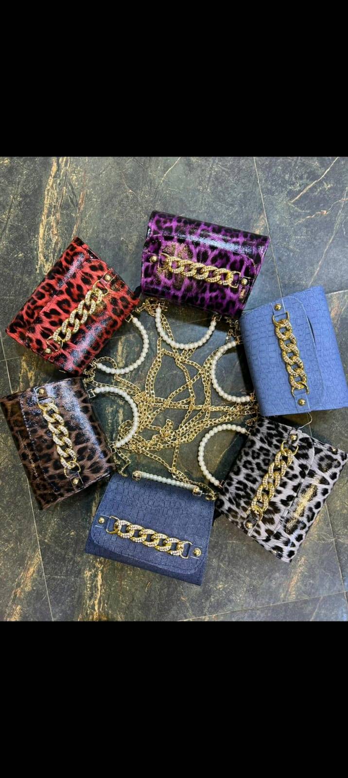 مجموعة متميزة من الحقائب النسائية بتصاميم أنيقة ومتنوعة تناسب جميع الأذواق. متوفرة بألوان وأنماط خلابة لتضفي لمسة من الأناقة على أي إطلالة.