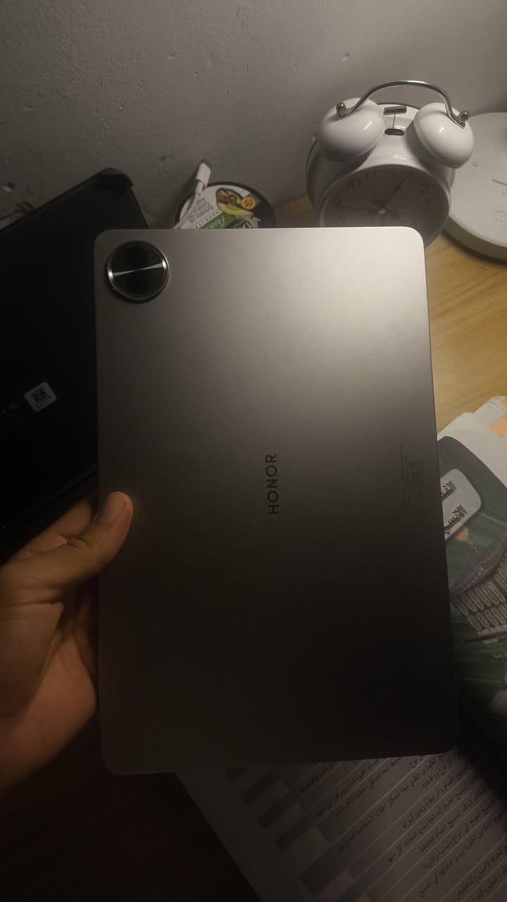 HONOR Pad 10 Papermatte Display
السلام عليكم هونر باد عشره (النسخة الورقية مو العاديه)
الجهاز نظيف بدون اي خدش ولا اي مشكلة 
مواصفات الجهاز ما يحتاج أقولها لأن معروف
*البطارية ضخمة 10,100 مللي أمبير 
*الشاشه بدون انعكاسات وما تاذي العين أبدا 
*الجهاز خفيف وعملي 

على العموم اخوان الجهاز نظيف بدون اي مشكلة ما عدا الكيبرود بي حرف مكسور (فقط حرف واحد) الباقي بدون اي مشكلة جميع ملحقاته ويه 
الي يفيده الجهاز يراسلني واتساب 
450الف (مابي اي مجال) لأن مو النسخة العاديه الي يفيده يراسلني واتساب وأهلا وسهلاً 
***********
