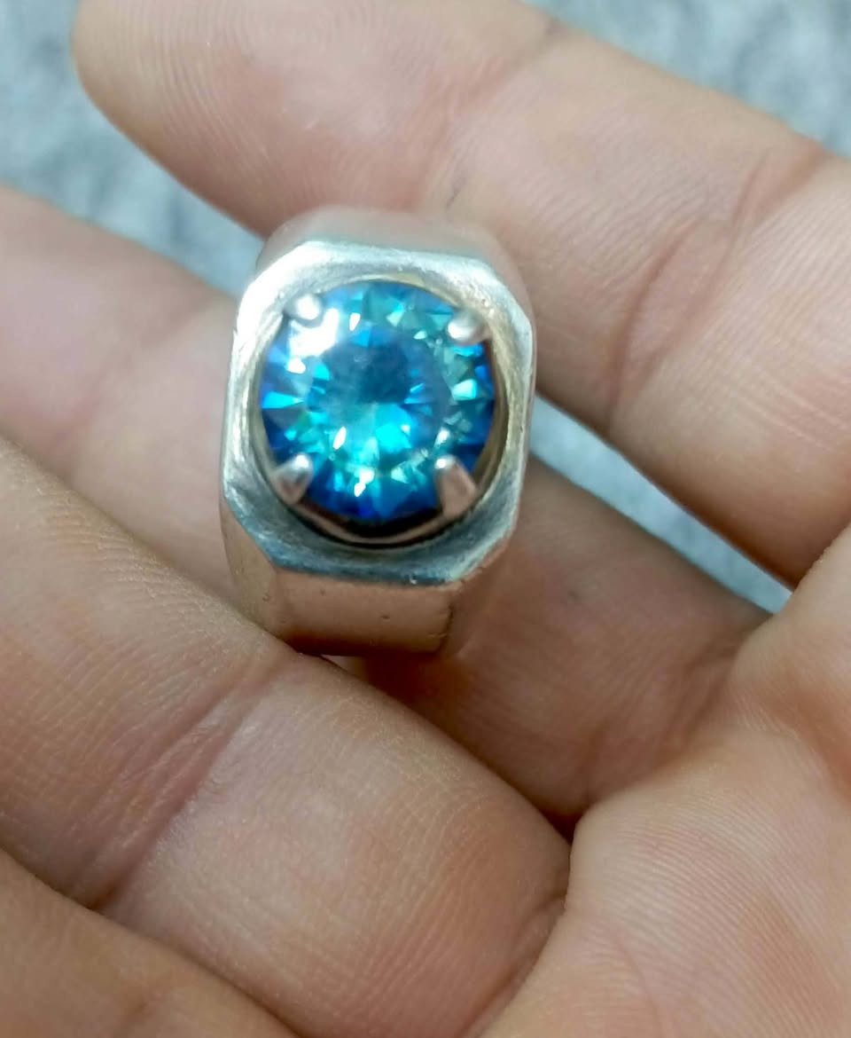 خاتم موزنايت تحفه قطعه خشنه السعر 100 نهائي ***********
بغداد زعفرانيه
