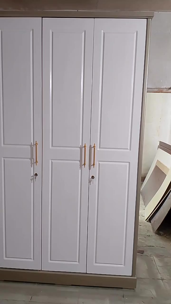 معرض سليم
كنتور كويتي 3 باب عرض متره وربع رتفاع مترين و40سم 
السعر ,300 
***********
