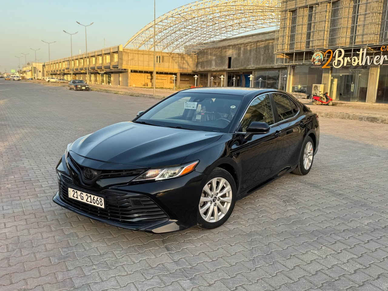 السلام عليكم 
تويوتا كامري 2018 مواصفات Le 
4سلندر 2500 
گير محرك كفاله بشرط  👍
ماشي / 106 mil
المواصفات / 🏎️
تحكمات استيرن ، شاشه كبيره ايباد ، دواخل لون كريمي ، حساسات امامي خلفي ،كشن كهربائي بعد بيهه مواصفات 
تبريد تدفئه بشرط و زوج تايرات امامي جديدات 
رقم وسنويه جديده إلى 2028 
الضرر/ ⛔️
قطعه وحده فقط جاملغ جهه السكن صبغ بشرط بدون دوااخل والسونار موجود ويه الصور 
السعر المطلوب / 167 وبي مجال بعد المعاينه 
السياره باسمي تريد تحويل تريد وكاله حاضر 
مكان السياره/ 📌ديالى قضاء خانقين 
للاستفسار / 📲 *********** خناقين, ديالى
