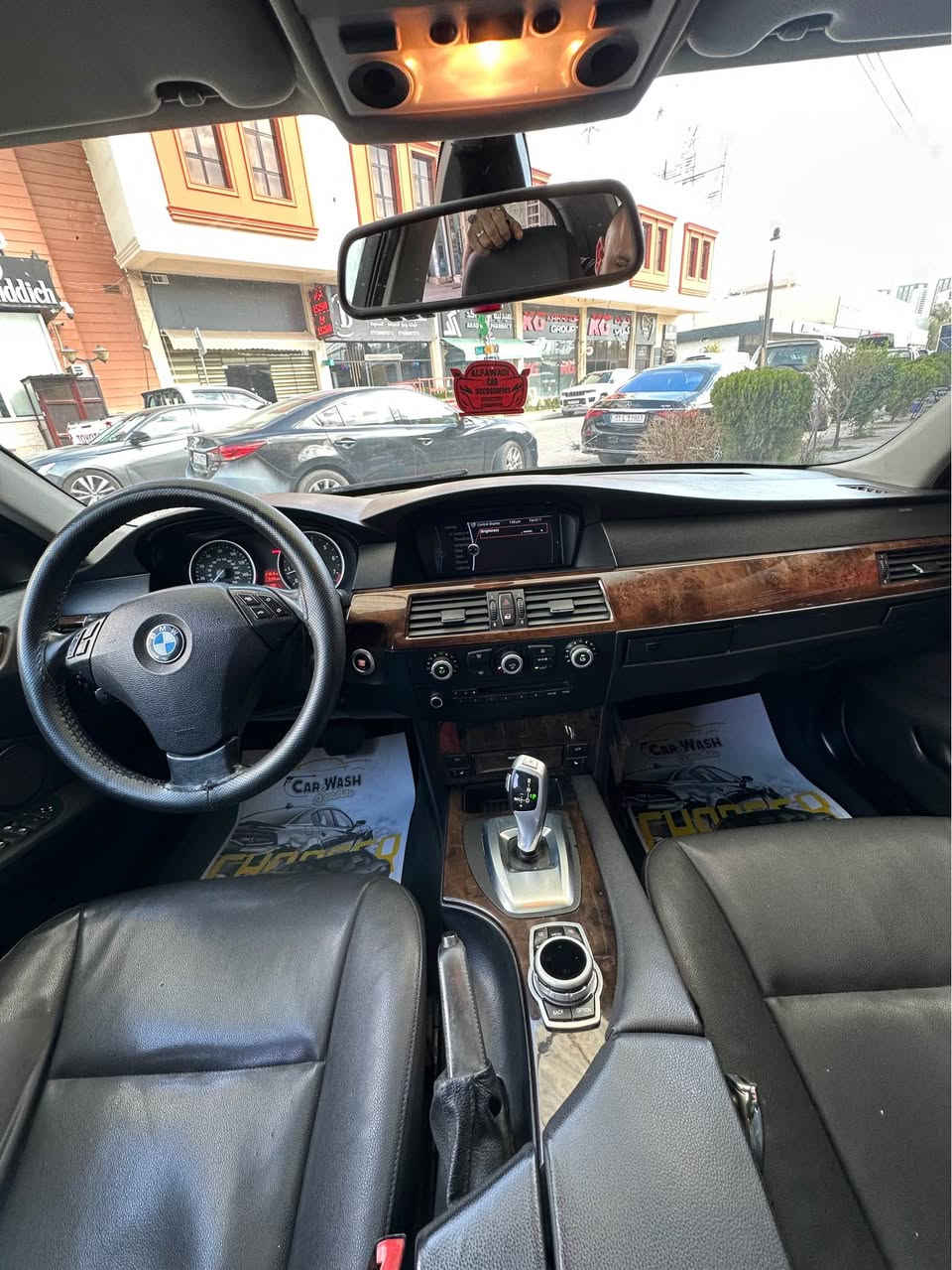 Bmw E60 528i Model2010 
N52 B30 
idrive (ClC)  نفس نظام f10
 بصمة 
بردة خالفي 
كراسي جلد +هيتر +كهرباء+خزن
سلايت روف 
لايتات زينون + زركة لايت 
دبل بصمة بلادي  
شاشة بلادي + ماوس + هارد خزن 
تحكم استيرن + مثبت سرعة + استيرن كهرباء 
مود قيادة 
داخل صاج فورميكة 
ماشية ٢٠٢ الف كيلو 
الشاشة صفر مسج عطلات 
السيارة بيها قطعتين صبغ فقد بدون تبديل جاملغ خالفي وجاملغ امامي بدون ايربك بدون دواخل سيارة على وضع الشركة بدون اي نواقص هزة وسنوية جديد 2030
مكان السياره اربيل عينكاوه
***********
*********** أربيل, العراق
