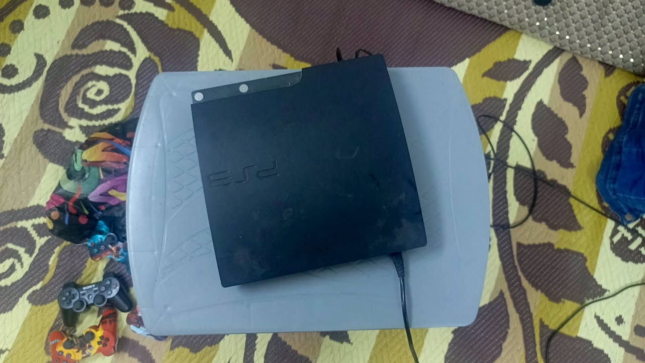 السلام عليكم
سوني 3 نضيف فول جديد ما بي شي 

اليحب يشتري يتصل ؏ هذا الرقم ***********
