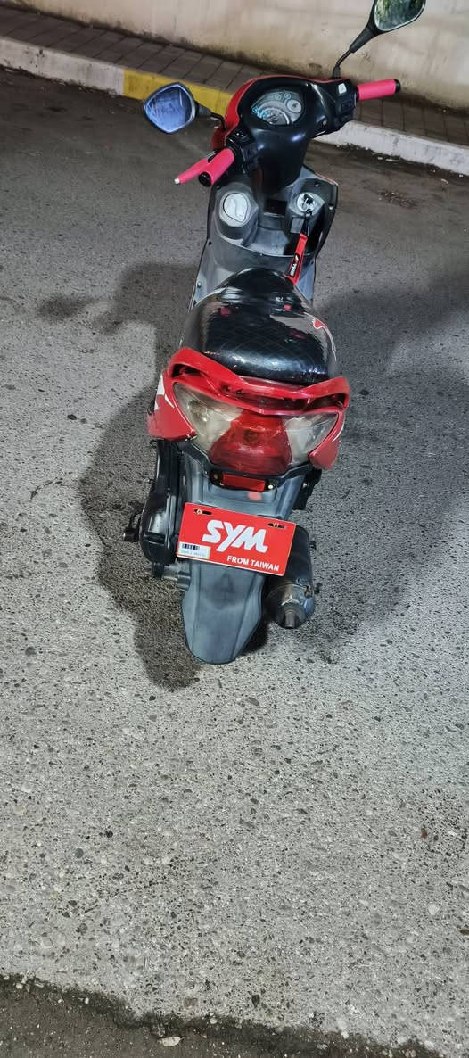 السلام عليكم 
.دراجه للبيع سايم جيتي 125 ياباني رمبه 
. الدراجه كامله كل نقوصات مابيها كلشي شغال بيها محرك شلعه معدل الدراجه نضيفه نضافه نفس البصورة وانضف من الصور الدراجه مال رمبه مرتبه للستفسار واتساب او اتصال ***********
