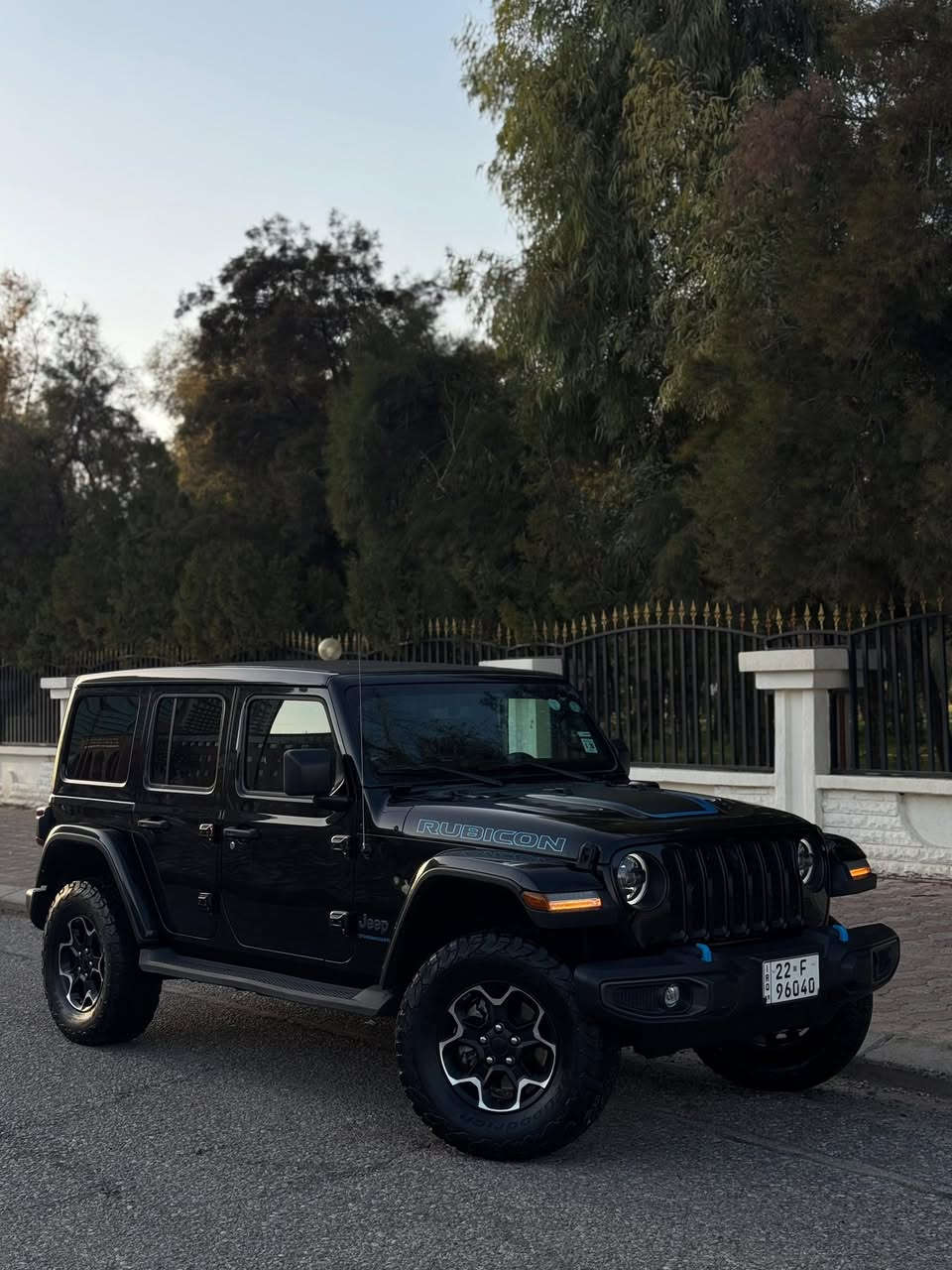 السلام عليكم
ماشاء الله
                JEEP WERNGLAER ROBECON 4Xe 🔋
جيب رانگلر روبكون 4xe
                              3 انضمه قياده ⬇️

الكهربائي" (Electric) للقيادة الصامتة، "الهجين" (Hybrid) للتوازن، و"eSave" لحفظ طاقة البطارية. تمتاز بمحرك توربو سعة 2.0 لتر، وتوفر تقنية eTorque الهجينة الخفيفة. 

لون اسود
رقم وسنويه جديد
‏‎الموديل:2023 
كلين تايتل 💯💯
‏‎المحرك : V6.  3.6L .
‏‎العداد30000 مايل
مكفوله كفاله عامه من الدعاميه للدعاميه
شخط رعصه مكفول جديده بمعنى الكلمه
دينار مصروف مابيه شرط التراي والفحص
وين ماتريد تفحص اي سونر يعجبك👍
‏‎المواصفات :
*سقف بانوراما كهربائى
* كامره امامي 
*رادار جانبي مع امامي
*لايت وبك لايت لد اصل شركه
‏‎* دفع رباعي 4x4 .
‏‎* ويل للطرق الوعرة قياس 17 انج. .
‏‎* شاشه 7 أنچ . 
‏‎* كاميرا خلفية مع امكانية التقريب (زوم) .
‏‎* حساسات خلفية .
‏‎* نظام (Auto Break System) مانع تصادم خلفي .
‏‎* مرايا مع خاصية التعتيم الذاتي  .
‏‎* تشغيل عن بعد .
‏‎* دخول ذكي (بصمة) .
‏‎* سقف 3 قطع قابلة للازالة .
‏‎* ابواب قابلة للازالة .
‏‎* زجاج امامي قابل للطي .
‏‎* إضاءة داخل الصندوق الخلفي .
‏‎* ماخذ للتيار الكهربائي .
‏‎* منظومة كاملة للقطر (السحب) . 
‏‎* نظام (Auto Start System) التشغيل والاطفاء الاوتوماتيكي للتوفير في صرف الوقود .
‏‎* محدد سرعة . 
‏‎* تلفون بلوتوث . 
💵💵السعر خاص💵💵
او اي استفسار الاتصال
☎️***********واتساب موجود
☎️***********واتساب موجود
