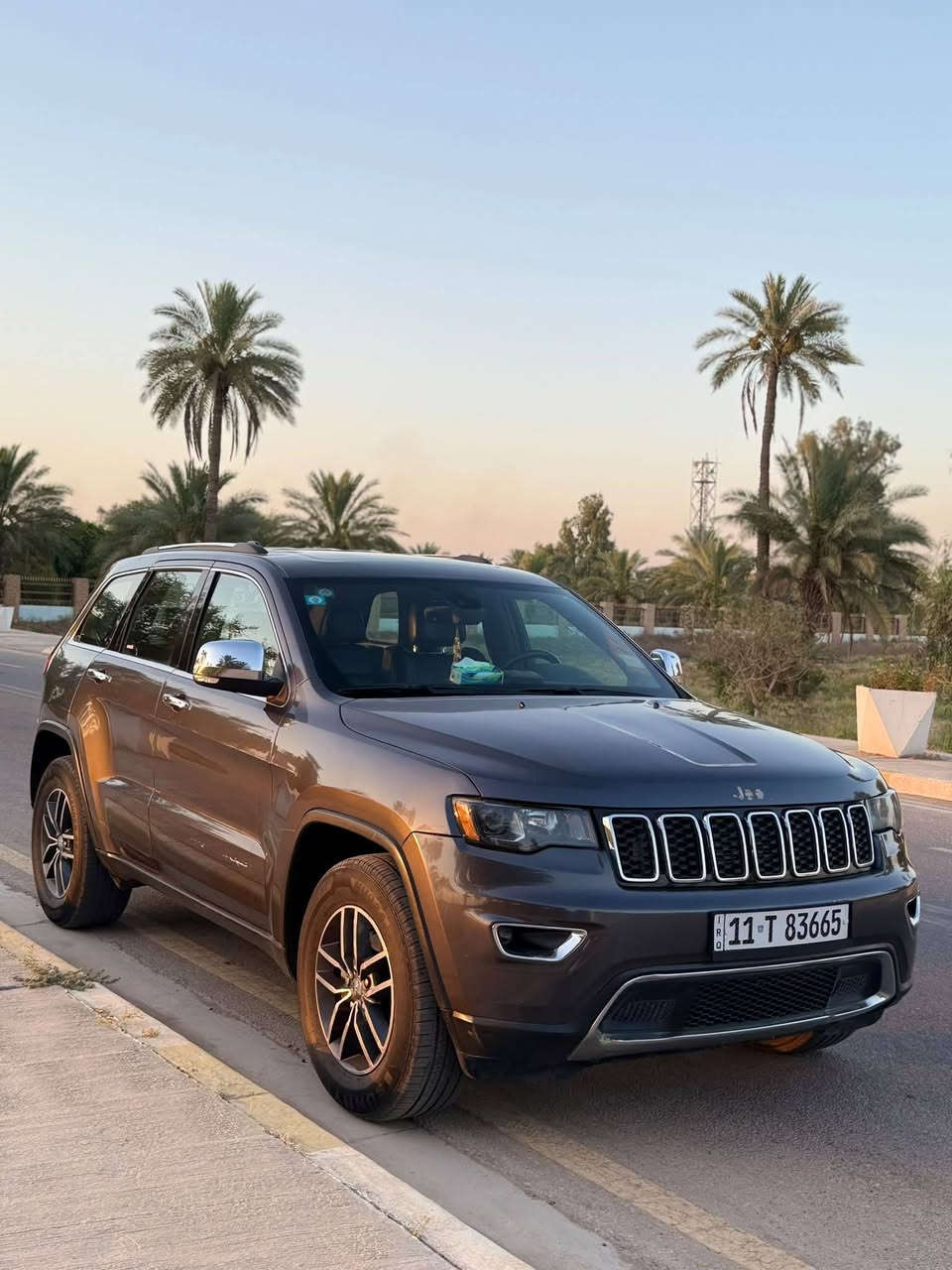 :الاسم جيب جراند شيروكي ليمتد 2017
• الجيل: WK2
• نظام الدفع: 4x4 (أو 2x4 حسب التجهيز)
• ناقل الحركة: أوتوماتيك 8 سرعات (ZF)
• عدد المقاعد: 5
• خزان الوقود: 93.5 لتر
                                                    Pentastar V6 لتر 3.6
• 295 حصان
• 353 نيوتن.متر
• مقاعد جلد كهربائية مع تدفئة  
• شاشة وسطية Uconnect مقاس 8.4 بوصة
• كاميرا خلفية
• حساسات أمامية وخلفية
• تشغيل بصمة (زر تشغيل)
• دخول ذكي بدون مفتاح
• مثبت سرعة
• مكيف ثنائي المناطق
• مرايا كهربائية 
• فتحة سقف 

                                                                              ABS.  
(مانع الانزلاق E
                                                          Traction Control
                                                          Hill Start Assist)       مساعد صعود المرتفعات •
• مساعد نزول المنحدرات ( 4x4)

السعر 155بيه مجال
***********اتصال وتساب موجود
