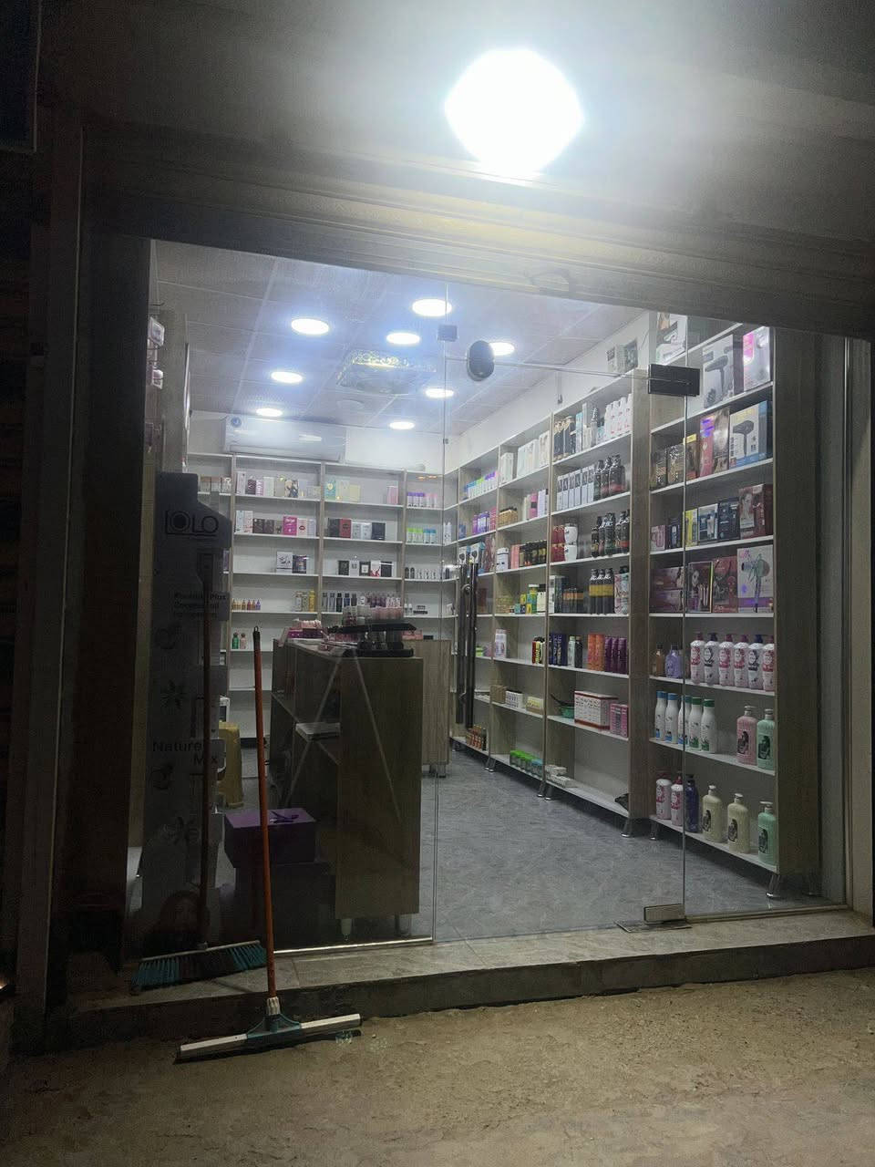 السلام عليكم
كوزمتك الى البيع (لعدم تفرغ) كاملة هية و الرفوف و المواد جام خانة 
و الديكور +نضام كامرات 
العنوان شارع الجامع مقابل جملة عكيل 
للستفسار الاتصال على الرقم
***********
***********
