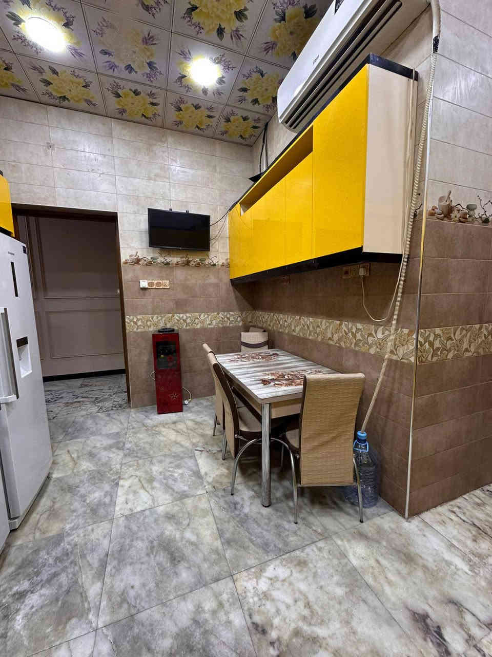 يعلن مكتب عقارات أبو انور فرع الطويسه عن وجود بيت البيع في كوت الحجاج مساحة 125 متر طابقين يحتوي على 4 غرف نوم وصاله وستقبال ومطبخ وصحيات بناء 2025 مكان راقي ممتاز الستفسار الاتصال//***********//***********// كما نستقبل جميع عروضكم وطلباتكم التجارية والعقارية المكتب مجاز قانونيا المكتب ماقبيل مطعم الحسون عقارات أبو انور فرع الطويسه
