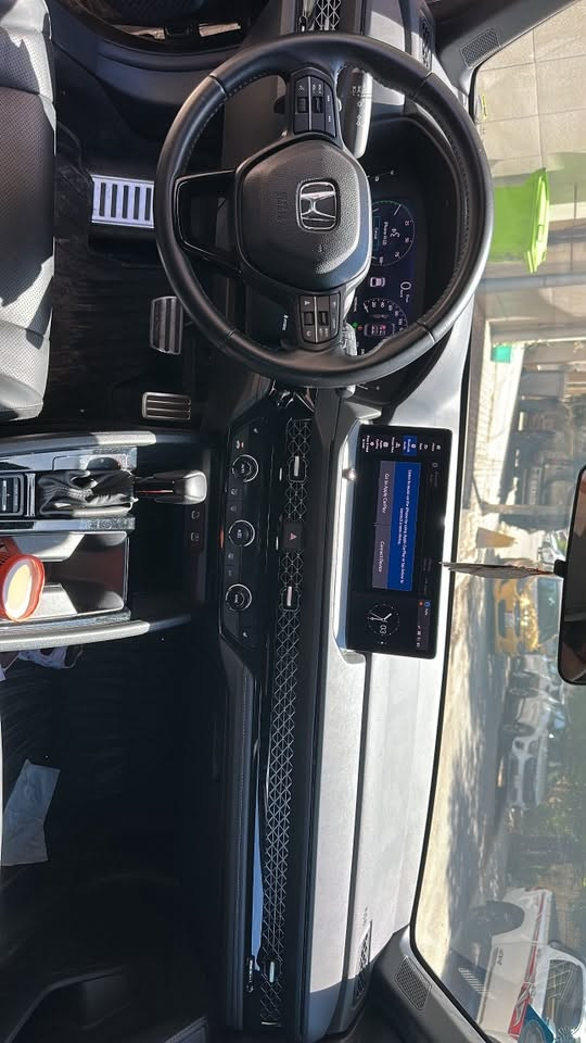 السلام عليكم.
للبيع هوندا أكورد 2024 Sport L (فل مواصفات).

* محرك 2000cc Hybrid

* اللون: أسود

* الممشى: 21 ألف كم

* السيارة باسمي وموجودة في بغداد.

المواصفات:

* بصمة

* دخول ذكي

* تشغيل عن بعد

* فتحة سقف

* كراسي جلد

* كراسي كهربائية

* حفظ وضعيات السائق

* نظام النقطة العمياء

* الحفاظ على المسار

* قيادة شبه ذاتية

* وجميع مواصفات فئة Sport L الفل.

حالة السيارة:

السيارة كلين، بدون أي صبغ، فقط ربع الدعامة الأمامية مصبوغ، ويوجد بارد بسيط جداً بحواف الجاملغ الأمامي الأيمن والأيسر ويوجد تكحيل في نفس المكان . 

السعر المطلوب: 193 ورقة، وبيها مجال بسيط بعد المعاينة.

للتواصل:

***********

الله يرزق صاحب النصيب .
