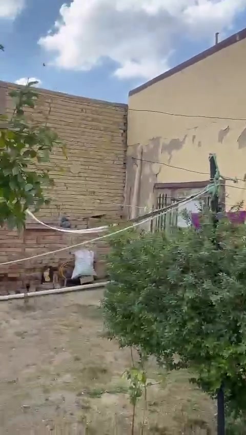 يتوفر دار للبيع في منطقة المشروع الشارع المقابل للمدينه الطبية مساحه الدار 170م2بناء قديم لكن قابل للسكن يتكون من غرفه وهول واستقبال وحمام وصحيات داخليه وخارجيه وطرمه وحديقه الواجهة10امتار والنزال17 وموقع الدار مميز جدا لباقي التفاصيل الاتصال على الهاتف او واتساب 
#غير متواجد على الفيس بوك


**إذا كنت صاحب هذا الإعلان وتريد حذفه لأي سبب، رجاءا أرسل رسالة إلى الدعم الفني**