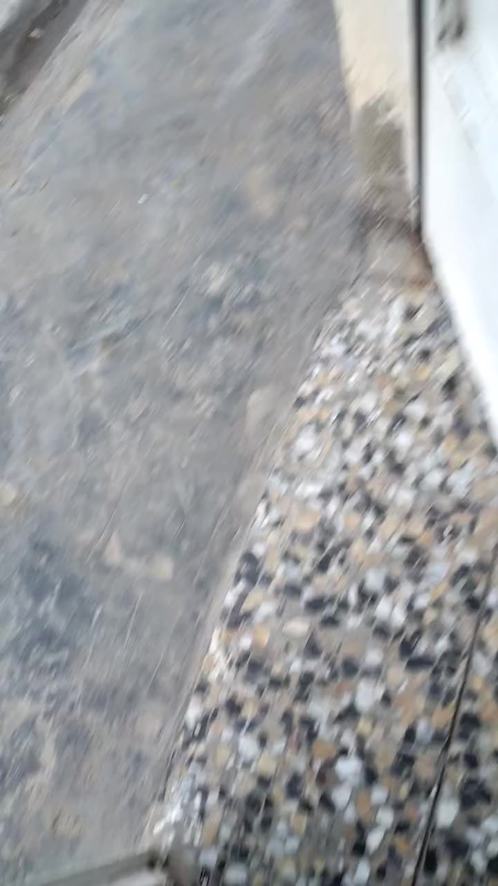 السلام عليكم بيت 200 متر كافة الخدمات للبيع تفاصيل اتصال ***********
