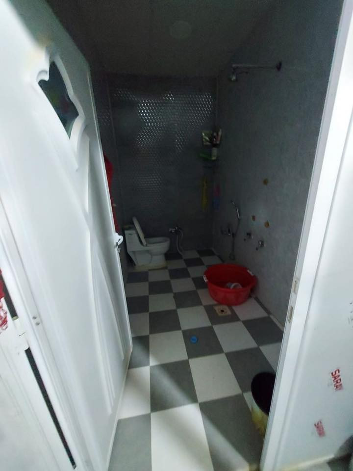 يالله
دار زراعي للبيع مساحه ٢٠٠م في منطقة الصخيين قرب المدارس 
يبعد عن الحولي ١٠٠متر 
بناء طابوق وسقف كونكريت 
يتكون من غرفتين وصاله ومطبخ وديوانيه وصحيات داخليه وخارجيه ومناور وحديقه نهايه البيت 
خدمات ماء وكهرباء ومدارس عرض شارع١٠متر 
السعر٨٥مع مجال 
للأستفسار والتواصل ***********
***********
