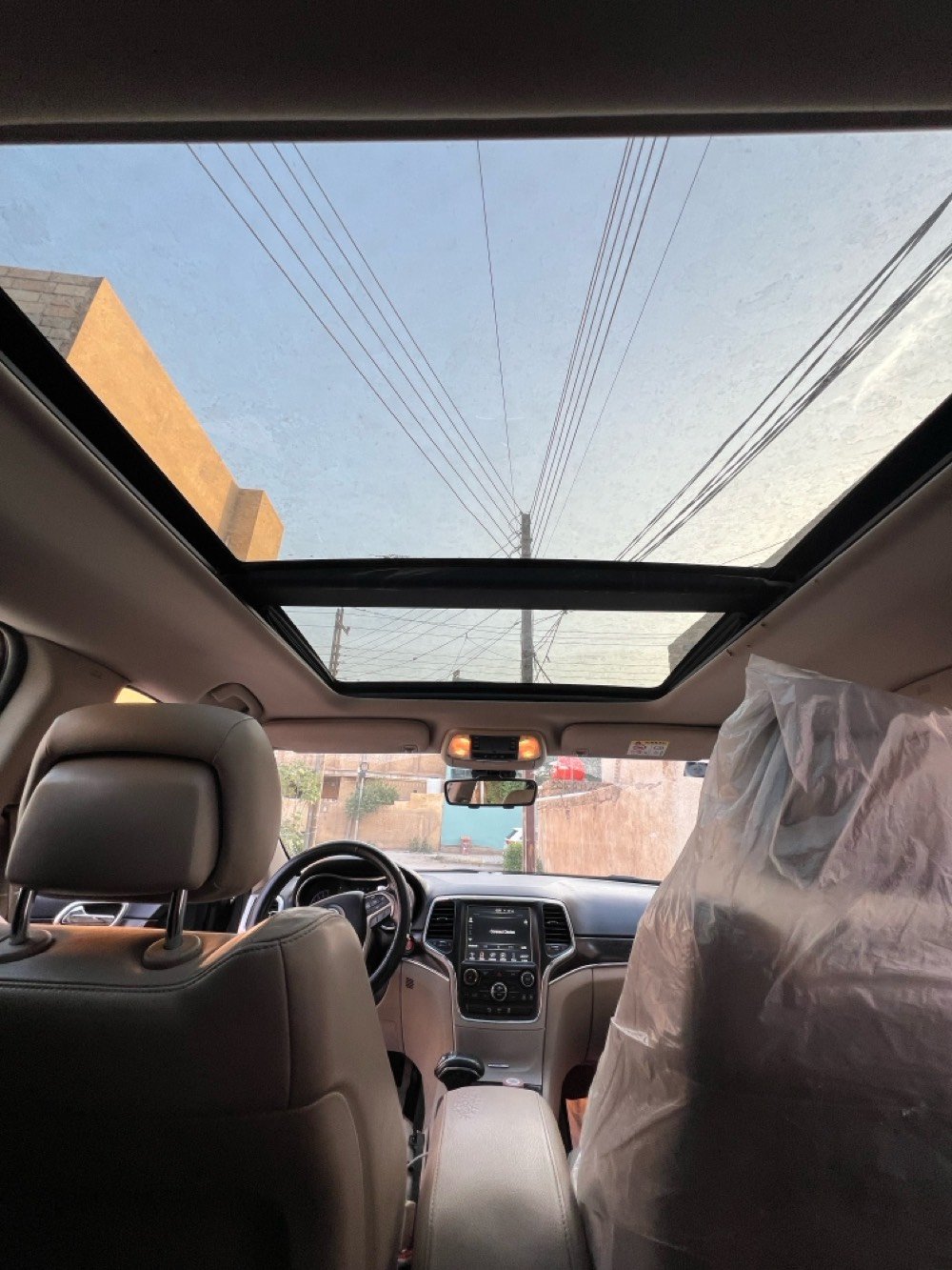 جيب كراند شيروكي لمتيد خليجي
 موديل 2014 بسعر 200$ 
محرك 6 سلندر 3500 كير طياره
فول مواصفات بانوراما بالكامل مري قلاب شفتات ستيرن 5 مودات قيادة حساس أمام وخلفي وجانبي ستيرن تدفئه وكهرباء 
مقاعد كهرباء وتدفئة وتبريد 
مقاعد جلد بلون بيجي
خزن ميموري
صندوق كهرباء 
شاشة كبيره 
جام اوتو
اشاير ترحيب 
دخول أبواب بصمه 
تشغيل عن بعد
نظام ECO توفير الوقود 
4x4 
زراك لايت
ماشيه 180 كيلو
سونار موجود 
***********