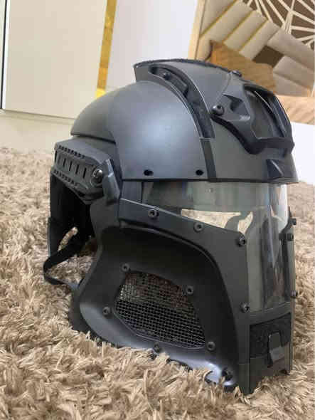 خوذه دراجات او شغب خوذه قياس جوكر بيها عكرب تتحكم بلقياس خوذة وزنها ثقيل بطنها مسندات تصبيت راس براحه سعرها 85 مع توصيل 
للحجر*********** بغداد
