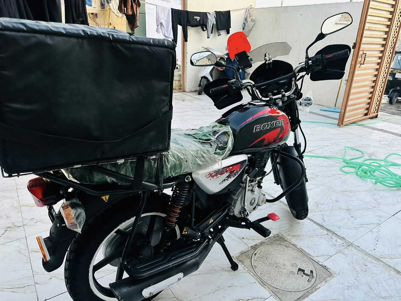 سلام عليكم للبيع بوكسر موديل 23الدراجه جديده ونظيفه بس جانت متروكه الدراجه صارهواي مامشتغل بيهه دلفري مال بيت الدراجه بيهه خيط بخار من وره لاستيك ولف يابس يتبدل 25الف الدراجه حلوه مامتعوبه لا حادث والتبديل شي مكفوله من كلشي 
الدراجه مرقمه تحويل ثاني يوم شرط التحويل 
***********
***********
مكاني بلديات السعر 2400وبيهه مجال حك الجيه
