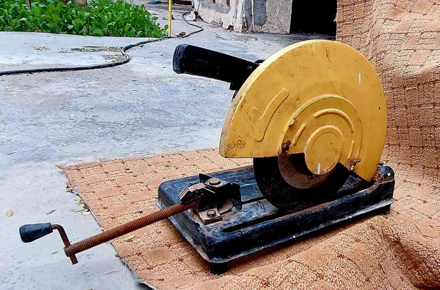 سلام عليكم غراض بيت للبيع كوسرة حديد تقطع البوري والشيش واي شي تقطعه نضيفه شرط الشغل ومنشار صغير مال خشب على الكهرباء يشتغل وشرط الشغل مكان كربلاء رقم ***********
