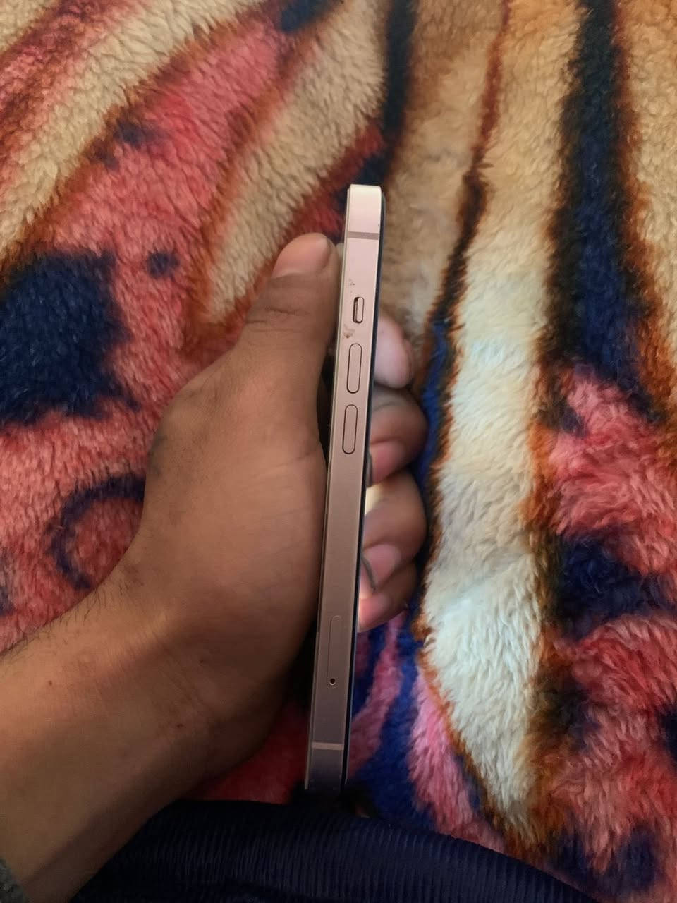 سلام عليكم 13عادي ذاكره 128 مبدل بطاريه اصليه وشاشه اصليه انطيك ضمان بيهن في أيدي متوقف فقط بي هاذ فطر بضهر جوه مامبين خفيف كلش سعر250بي مجال. ***********
