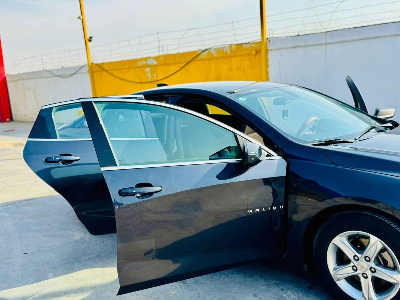 ماليبو موديل ٢٠٢٢ Ls 
رقم بغداد معوقين مع وكالة لحين تصير حرة
حادث خفيف
مواصفات بصمة تشغيل وابواب تحكم ستيرن جهتين شاشة كار بلي وأندرويد ماشية : 65 
السعر : 115
المكان : بغداد 
الرقم *********** بغداد, العراق
