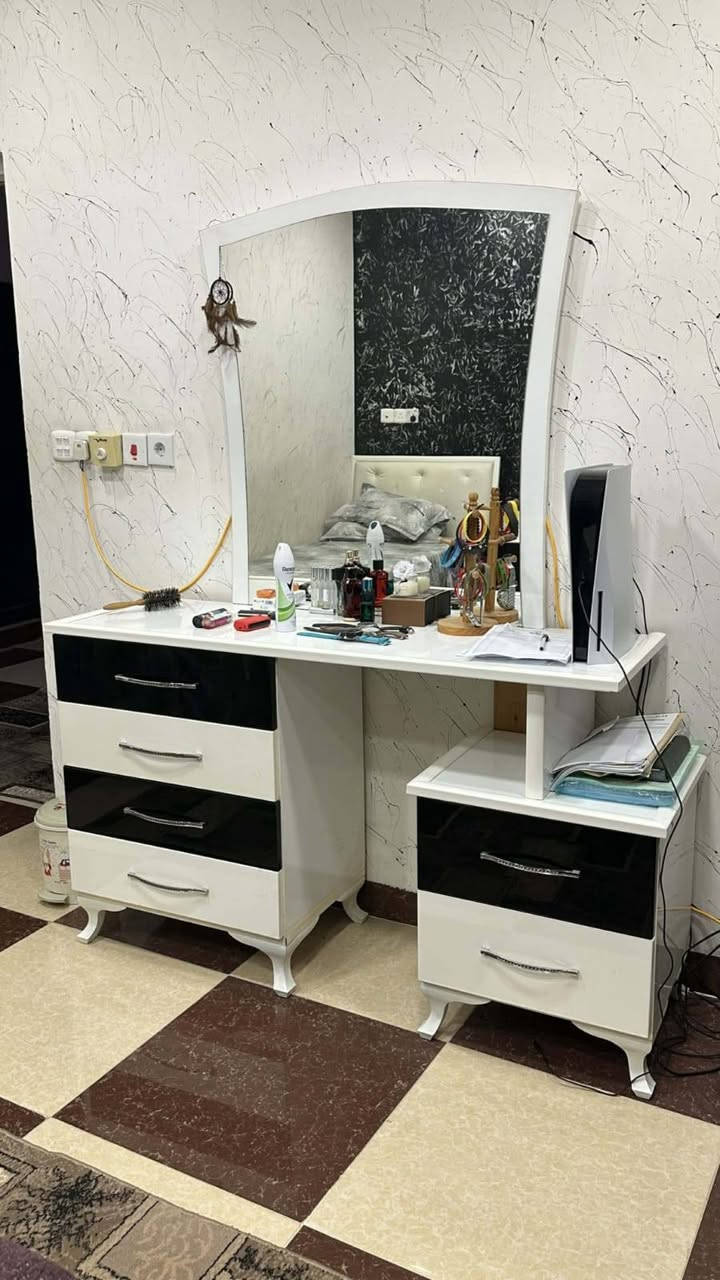 غرفة نوم نفر واحد شغل نجار خاص شرط المتانة والنظافة ١٠٠% وبسعر مغري واذا بي خدش واحد لاتشتري  اتصل بالرقم ***********
