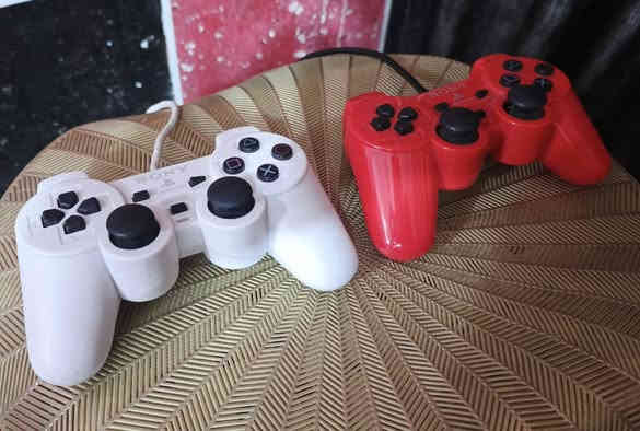 للبيع بليستيشن 2 سلم 
ويا يدتين وحده اصلية و ثانية تجارية مع الميموري و الفلاش يحتوي على 81 لعبه 
السعر 40 الف 
للتواصل ***********
