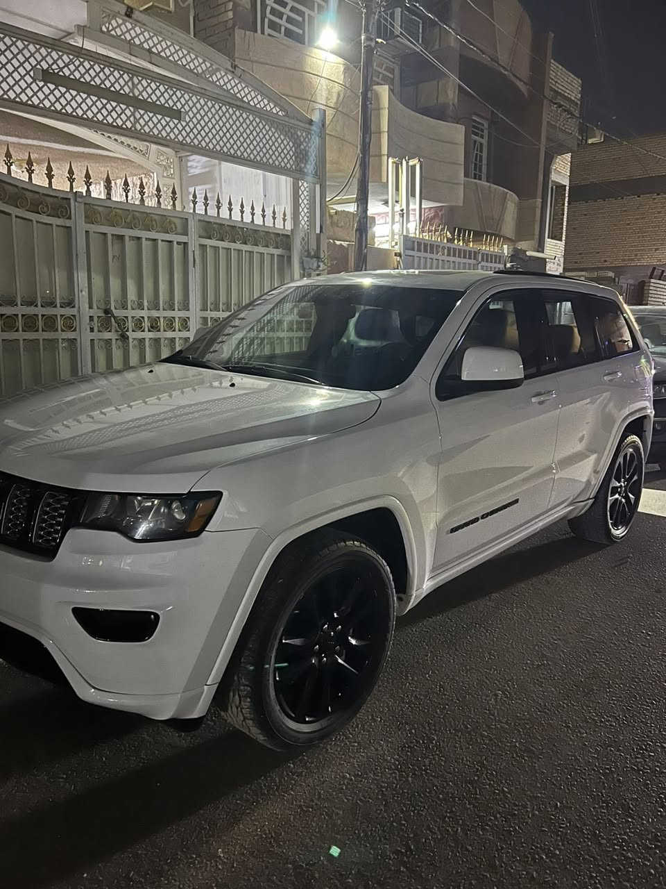 للبيع Jeep Grand Cherokee موديل 2019 رقم بغداد حرة
حادث بسيط 

المواصفات:

* فتحة

* محرك 3600

* فور ويل 4x4

* شاشة جبيرة + كامرا دوارة

* رادار جانبي + نقط عمياء

* كشنات كنتار جلد وشاموا وكهرباء

* تدفئة كشنات

* تدفئة ستيرن

* سنتم صوت

* تشغيل عن بعد

* مري كلاب عند الرجوع

* هيتر مري

* جنطة كهرباء

* حساس خلفي

* بريك تلقائي عند الرجوع

* نظام اوتو ستوب عند الوقوف

* نظام eco,sport

* علبة منظومة زنون اصلي بروجيكتر وعالي وناصي

* ماسحات اوتو

* ويل حجم 20

وباقي المواصفات المعروفة والسيارة جديدة كلش.

حادثها موضح بالصور، بابين فقط ومبدلات اصليات نفس اللون.

طك ايرباك واحد وراجع سستم.

السيارة بأسمي تحويل ثاني يوم 

💰 السعر: 22,500$

📞 للاستفسار: ***********

