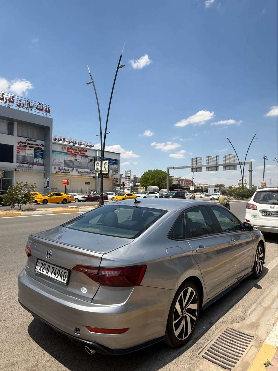 السلام عليكم جيتا gli اعلى فئة بلجيتا 
مراوس فقط جارجر جالنجر او غير سيارة حديث 

VOLKSWAGEN JETTA GLI 2020 

المواصفات:

-مكينة 20 توربو 🚀🔥

-كير دبل كلج 7 نمرات

-دشبول متغير 

-شاشه متصله

-بيفورمنس بكج الكتروني

-انارة محيطية بلادي متغير لون

- سستم صوت من Beats 28

-حساسات اماميه ونقطة عمياء 

-5 وضعيات قيادة 

-شفتات بلستيرن

-كشنات تدفئة
_هاندبرك حساس مع سكليتر 

-هاند بريد بصمة

وبعد بيها هواي مواصفات 

ضرر السيارهبونيت صبغ بدون دواخل بدون ايرباك صندوك مكان رقم شبر صبغ فقط ومكانتين صغار بارد 

رقم اربيل باسمي تحويل ثاني يوم 

مكان السيارة كركوك

*********** كركوك, العراق
