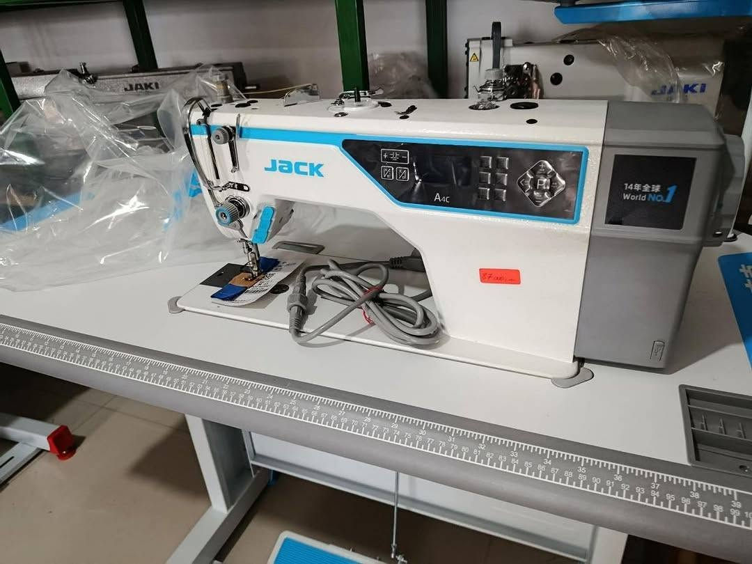 ✨ مەکینەی خەیاتی JACK A4C نوێ (سفر)
​✅ دەزووبڕی ئۆتۆماتیک (خۆی دەزووەکە دەبڕێت)
✅ جێگیرکردنی دەرزییەکە بە شێوەیەکی خۆکار
✅ مۆتۆری سێرڤۆی دەینەمۆ ناوەکی، زۆر بێدەنگ و سەرفیاتی کارەبای زۆر کەمە (ئابوورییە)
✅ شاشەیەکی دیجیتاڵی لێیە کە ئیشپێکردنی یەکجار ئاسانە
✅ خێراییەکی بێوێنە و دوورینێکی زۆر ورد و جوان
​بۆ هەموو جۆرە دوورین و وردەکارییەک بێوێنەیە، کوالیتییەکی مەعلووم و ئیشکردنێکی پڕۆفیشناڵ. 🚚 گەیاندنمان هەیە.***********
