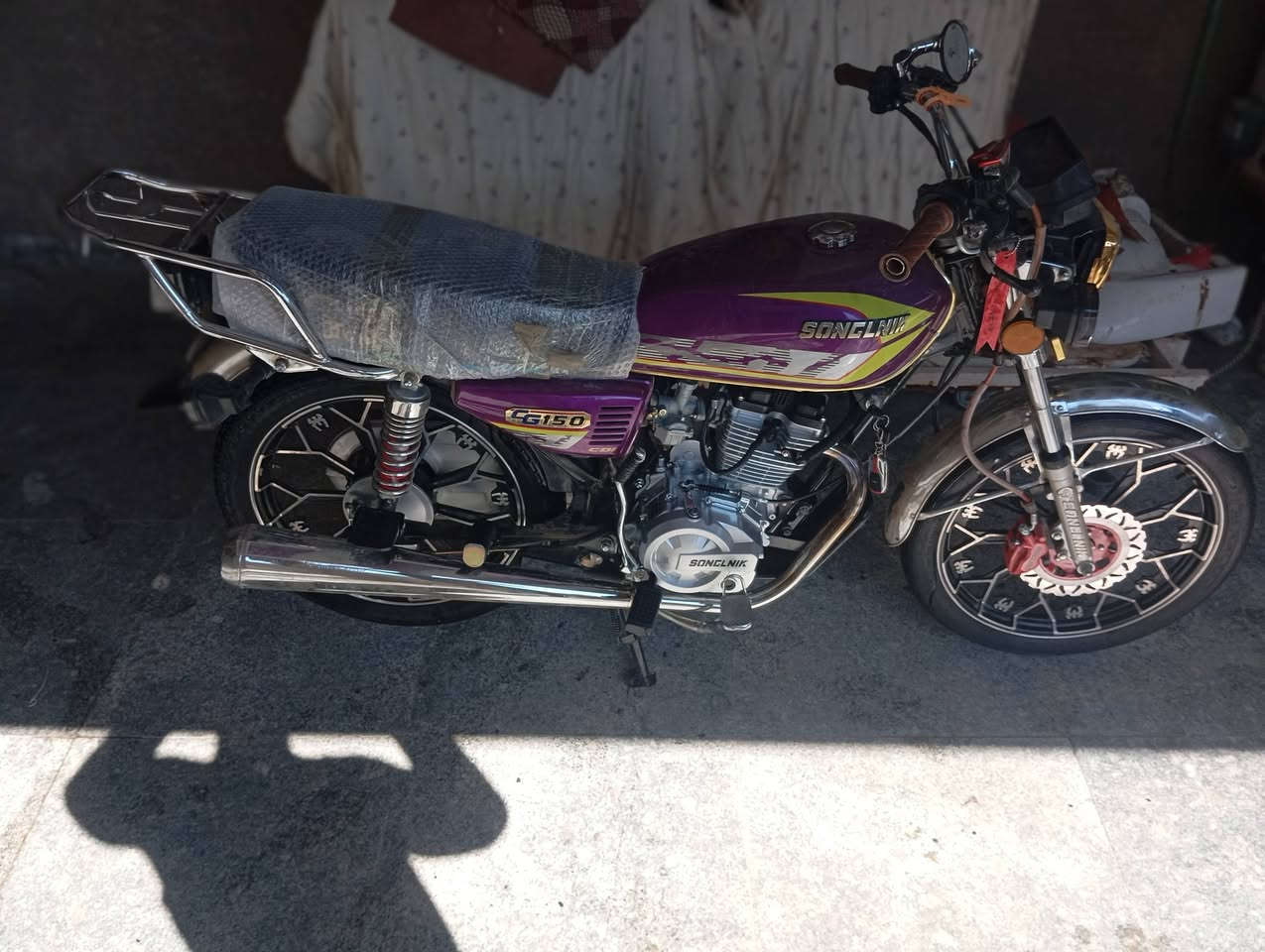 السلام عليكم دراجه سافان موديل ٢٥دراجه جديده اجدد من صور طك كارتون مكفولة كفاله عامه حتى من البنجر اكفله الك اذا بيه كلوب نقص تاخذه بسعر لبالك وتروح اراوق سكنر بصمته موجوده سويجات ثنين سعر ٧٥٠وبيه مجال ((واخيكم البياعه شره لا طبلي وصير براسي لوتي  مع حترامي))مكان الديوانيه الاسكان ***********
