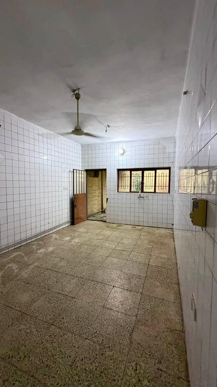 للايجار بيت
في حي الضباط 
مقابيل باب الطوارئ 
يحتوي على ٣ غرف نوم طابقين 
مساحة 400متر 
بدل الايجار 700 وبي مجال 
للاستفسار  
***********
