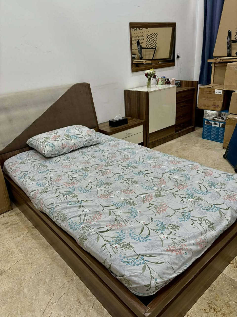 السلام عليكم تخم ٨ مقاعد ب ٤٥٠ الف غرفه نوم نفر ونص ب ٤٥٠ الف وبيهم مجال المكان الغدير قرب افران رايحين الشمال رقم التلفون ***********
