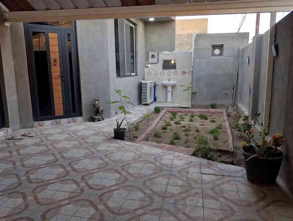 بيت بناء حديث درجة أولى للبيع السعر 155 مليون المساحه 250 متر بالبكرلي الثالثة قرب قاعة الحديد ومحطة البانزين الجديدة  يقع على شارع عرضه 10 أمتار قرب خط كيات البكرلي خدمات كامله ماء اساله وكهرباء ومجاري وقريب عالتبليط جدا يحتوي على ثلاثة غرف نوم وصاله ومطبخ حار بارد وهول كبير جدا ومجمع صحيات داخليه وصحيات خارجية وحديقه وكراج سيارة عالي عن الشارع البيت مربوط مجاري بناء طابوق جمهوري سند 25 طابو زراعي تحويل مباشر باسم المشتري للاستفسار ***********
