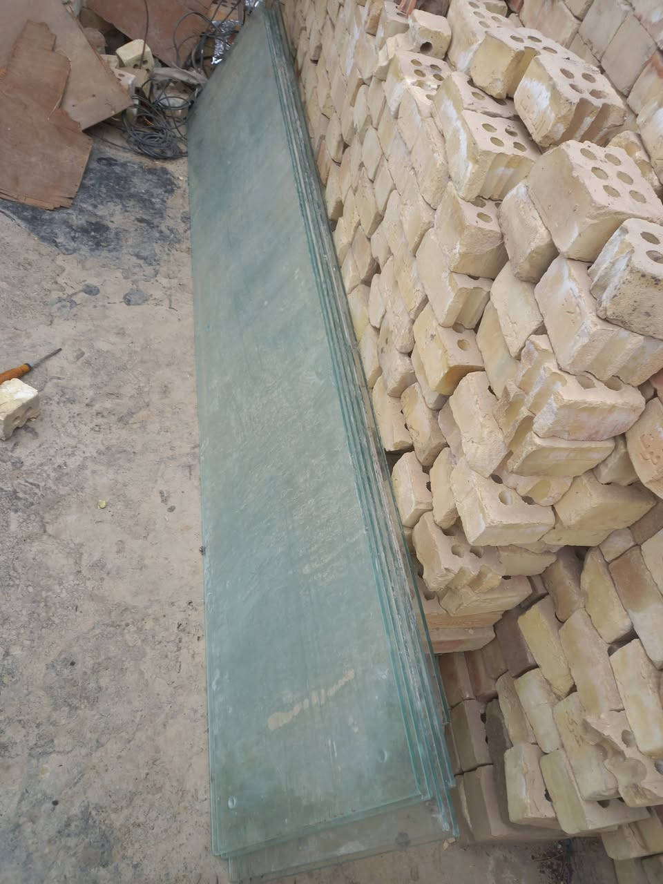 سلام عليكم جان زجاج جديد حلو ونضيف عرض 110 طول مترتين وخمسه عدد ثنين وعدك عرض 55سنتيم وطول مترتين وستين عدد 7وعدك قطع هواي مكاني بغداد الرصافه ***********
