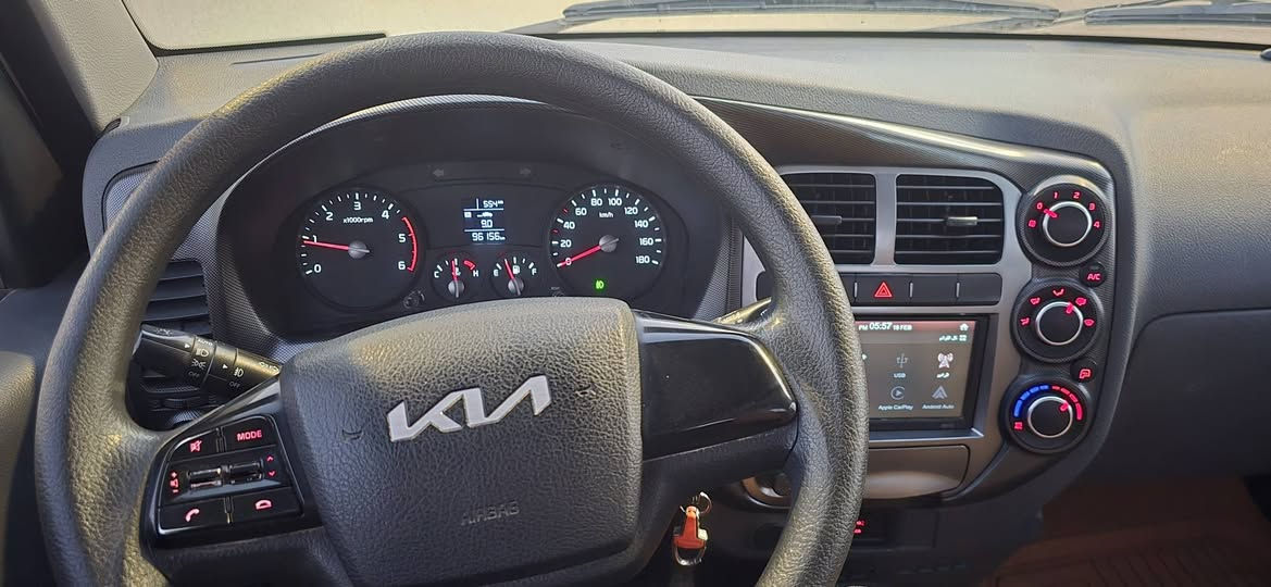 سلام عليكم كيا حمل موديل 2023كفاله عامه سياره ماشيه ٩٨الف سياره وضع الشركه رقم واسط تحويل ثاني يوم سياره مدوشمه وجاهز مكان سياره الناصريه قضاء الفجر تراهم مراوس 
لاستفسار تصل ***********
